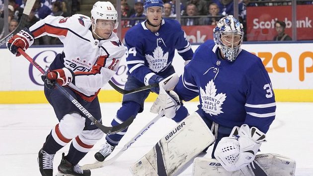 Jakub Vrána z Washingtonu (vlevo) a torontský brankář Frederik Andersen. Jakub Vrána z Washingtonu (vlevo) a torontský brankář Frederik Andersen.