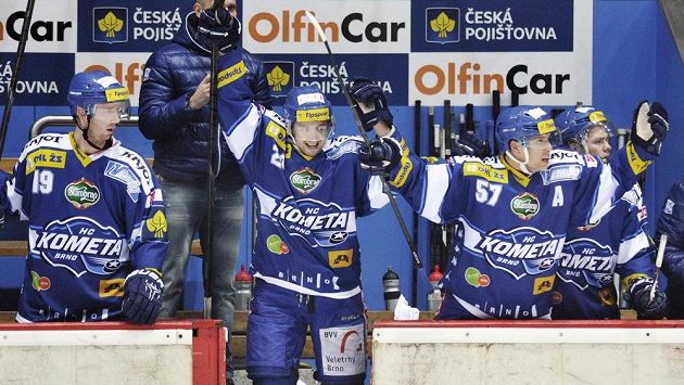 Hokejisté Komety Brno se radují z vítězství na ledě Hradce Králové. Hokejisté Komety Brno se radují z vítězství na ledě Hradce Králové.