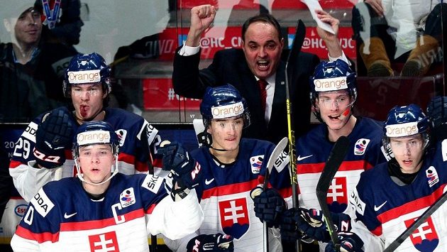 Impulzivní trenér Ernest Bokroš na střídačce slovenské reprezentační dvacítky končí. Impulzivní trenér Ernest Bokroš na střídačce slovenské reprezentační dvacítky končí.