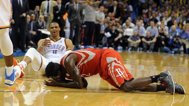Russell Westbrook (0) z Oklahomy po drsném střetu s houstonským Patrickem Beverleym (2). Russell Westbrook (0) z Oklahomy po drsném střetu s houstonským Patrickem Beverleym (2).