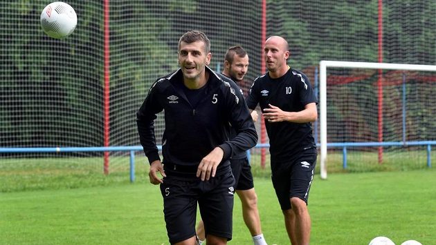 Teplický záložník Admir Ljevakovič (vpředu) během přípravy na novou sezónu. Teplický záložník Admir Ljevakovič (vpředu) během přípravy na novou sezónu.