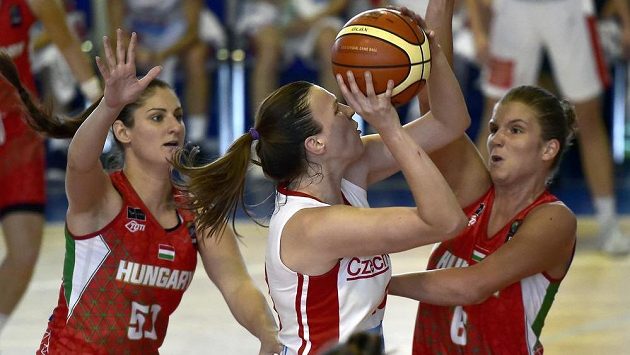 Dorina Zeleová z Maďarska se snaží během přípravného duelu bránit českou basketbalistku Kateřinu Rokošovou. Stejný úkol má i další Maďarka Zsófia Licskaiová. Dorina Zeleová z Maďarska se snaží během přípravného duelu bránit českou basketbalistku Kateřinu Rokošovou. Stejný úkol má i další Maďarka Zsófia Licskaiová.