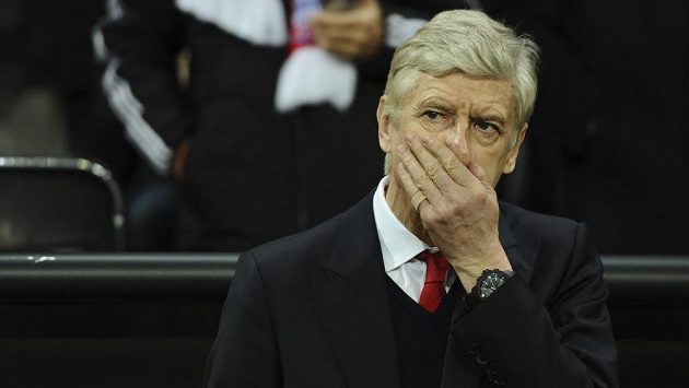 Zasmušilý trenér Arsenalu Arséne Wenger během osmifinále Ligy mistrů s Bayernem. Zasmušilý trenér Arsenalu Arséne Wenger během osmifinále Ligy mistrů s Bayernem.