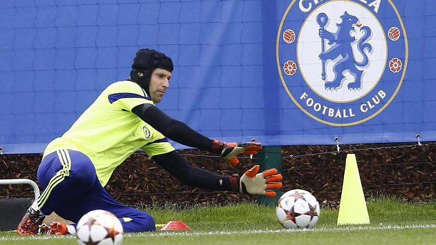 Petr Čech během tréninku fotbalistů Chelsea v Cobhamu. Petr Čech během tréninku fotbalistů Chelsea v Cobhamu.