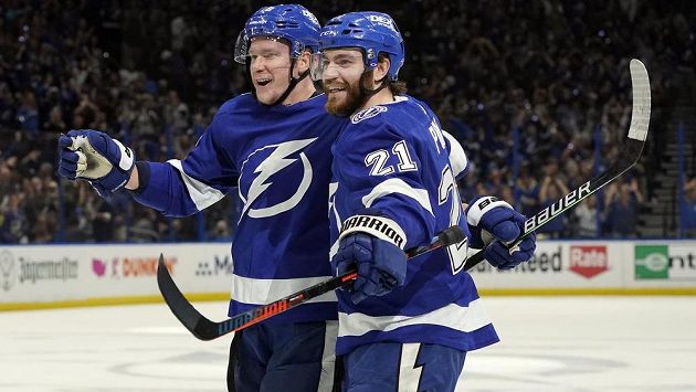 Tampa Bay Lightning slaví. Útočník Ondřej Palát (18) vstřelil gól, o radost se s ním z trefy do sítě New York Islandersdělí Brayden Point (21). Tampa Bay Lightning slaví. Útočník Ondřej Palát (18) vstřelil gól, o radost se s ním z trefy do sítě New York Islandersdělí Brayden Point (21).