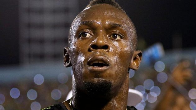 Usain Bolt po závodě v Kingstonu. Usain Bolt po závodě v Kingstonu.