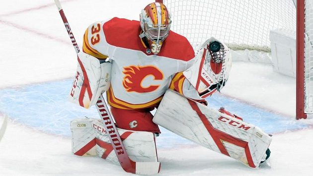 Brankář Calgary David Rittich (33) při utkání s Torontem. Brankář Calgary David Rittich (33) při utkání s Torontem.