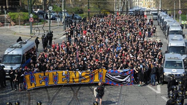 Fanoušci fotbalové Sparty pochodují z Letné do Vršovic na derby se Slavií. Fanoušci fotbalové Sparty pochodují z Letné do Vršovic na derby se Slavií.