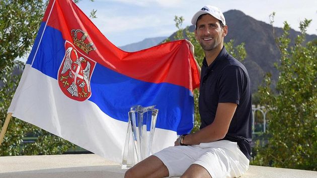 Srb Novak Djokovič s trofejí pro vítěze v Indian Wells. Srb Novak Djokovič s trofejí pro vítěze v Indian Wells.