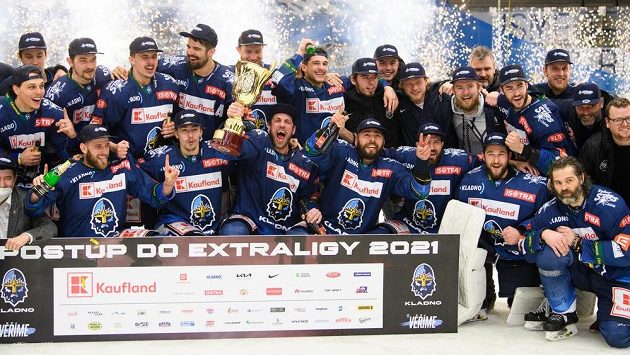 Jaromír Jágr a jeho tým oslavují postup do extraligy. Jaromír Jágr a jeho tým oslavují postup do extraligy.