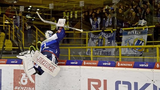 Brankář Brna Marek Čiliak se raduje z vítězného utkání. Brankář Brna Marek Čiliak se raduje z vítězného utkání.