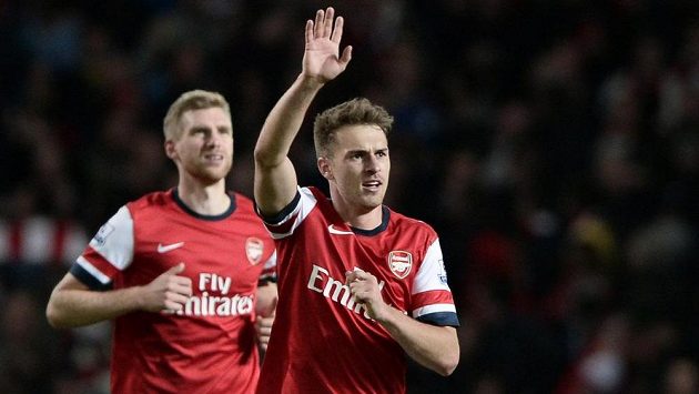 Londýnský Aaron Ramsey zvyšoval v utkání s Liverpoolem v druhé půli na 2:0. Londýnský Aaron Ramsey zvyšoval v utkání s Liverpoolem v druhé půli na 2:0.