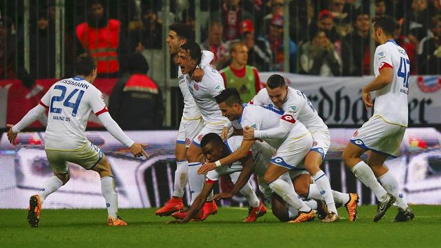 Radost hráčů Mohuče poté, co Jhon Córdoba (padající, na kolenou) dal branku proti Bayernu. Radost hráčů Mohuče poté, co Jhon Córdoba (padající, na kolenou) dal branku proti Bayernu.