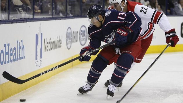 Cam Atkinson z Columbusu si kryje puk. Cam Atkinson z Columbusu si kryje puk.