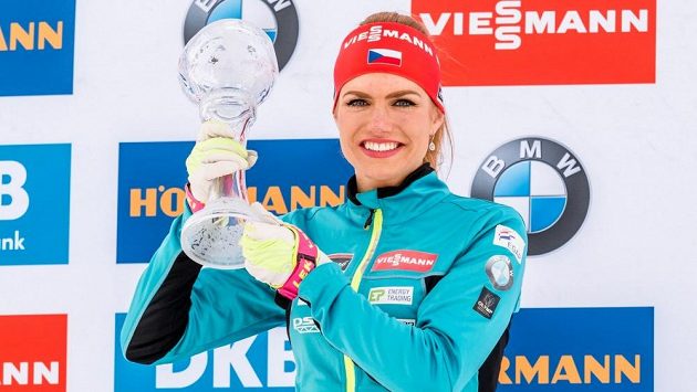 Gabriela Koukalová s malým křišťálovým glóbem za sprint. Gabriela Koukalová s malým křišťálovým glóbem za sprint.