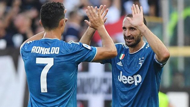 Opora Juventusu Giorgio Chiellini slaví gól vstřelený do sítě Parmy, gratulantem je Cristiano Ronaldo. Opora Juventusu Giorgio Chiellini slaví gól vstřelený do sítě Parmy, gratulantem je Cristiano Ronaldo.