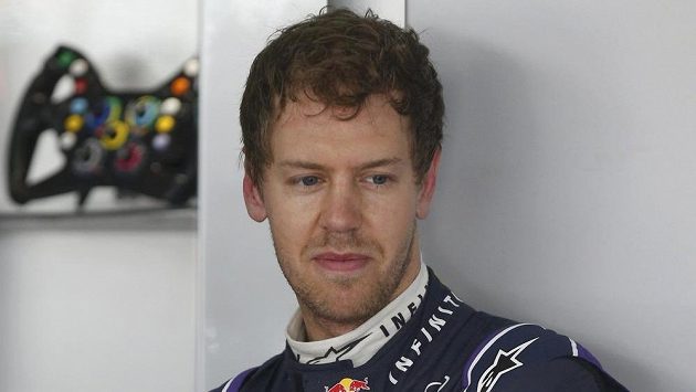 Zamyšlený Sebastian Vettel v garáži Red Bullu v Sepangu. Zamyšlený Sebastian Vettel v garáži Red Bullu v Sepangu.