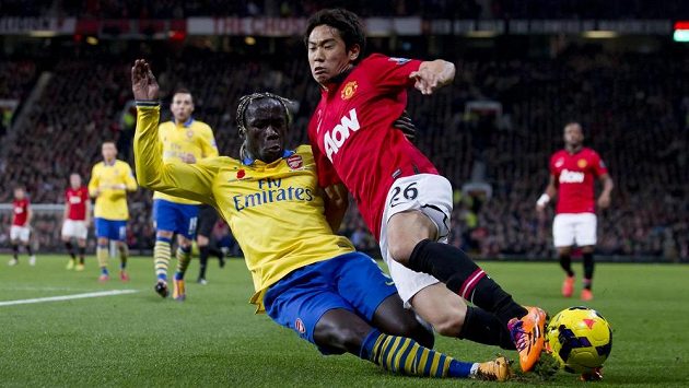 Šinži Kagawa (vpravo) z Manchesteru United bojuje o míč s Bacarym Sagnou z Arsenalu. Šinži Kagawa (vpravo) z Manchesteru United bojuje o míč s Bacarym Sagnou z Arsenalu.