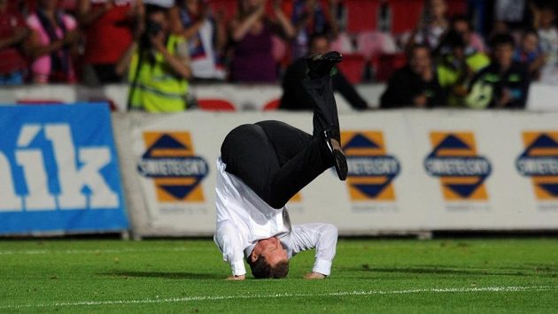 Trenér Viktorie Plzeň Pavel Vrba a jeho oslavný kotrmelec po utkání 3. předkola Ligy mistrů mezi FC Viktoria Plzeň a JK Nomme Kalju. Trenér Viktorie Plzeň Pavel Vrba a jeho oslavný kotrmelec po utkání 3. předkola Ligy mistrů mezi FC Viktoria Plzeň a JK Nomme Kalju.