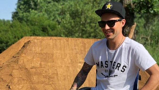 Freestyle motokrosař Libor Podmol musí na divoké triky na motocyklu po vážném zranění zatím zapomenout. Freestyle motokrosař Libor Podmol musí na divoké triky na motocyklu po vážném zranění zatím zapomenout.