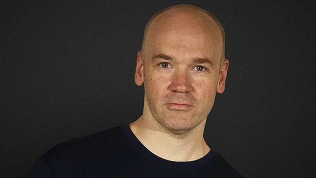 Hasič Tiernach Cassidy vhodí čestné buly před zápasem Plzně s Karlovými Vary. Hasič Tiernach Cassidy vhodí čestné buly před zápasem Plzně s Karlovými Vary.
