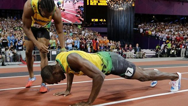 Jamajský sprinterský fenomén Usain Bolt znovu nezapřel svůj smysl pro humor a show. Triumf na dvoustovce oslavil hned po doběhu několika ráznými kliky. Nad ním se sklání jeho stříbrný krajan Yohan Blake. Jamajský sprinterský fenomén Usain Bolt znovu nezapřel svůj smysl pro humor a show. Triumf na dvoustovce oslavil hned po doběhu několika ráznými kliky. Nad ním se sklání jeho stříbrný krajan Yohan Blake.