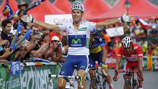 Alejandro Valverde slaví, v závěru 8. etapy cyklistické Vuelty zdolal své španělské krajany Alberta Contadora i lídra závodu Joaquima Rodrígueze (vpravo). Alejandro Valverde slaví, v závěru 8. etapy cyklistické Vuelty zdolal své španělské krajany Alberta Contadora i lídra závodu Joaquima Rodrígueze (vpravo).