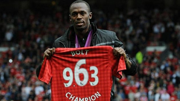 Fenomenální sprinter Usain Bolt pózuje s dresem Manchesteru United, číslo symbolizuje hodnotu Jamajčanova olympijského rekordu na stovce Fenomenální sprinter Usain Bolt pózuje s dresem Manchesteru United, číslo symbolizuje hodnotu Jamajčanova olympijského rekordu na stovce