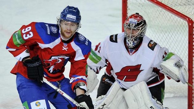 Jakub Voráček z týmu Lev Praha a brankář Omsku Karri Rämö. Jakub Voráček z týmu Lev Praha a brankář Omsku Karri Rämö.