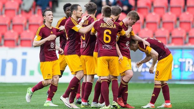 Fotbalisté Dukly oslavují gól v derby na Slavii. Fotbalisté Dukly oslavují gól v derby na Slavii.