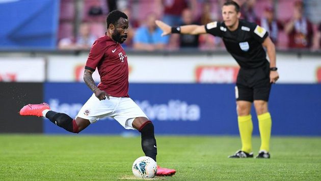 Guélor Kanga ze Sparty proměňuje penaltu v semifinále MOL Cupu proti Plzni. Guélor Kanga ze Sparty proměňuje penaltu v semifinále MOL Cupu proti Plzni.