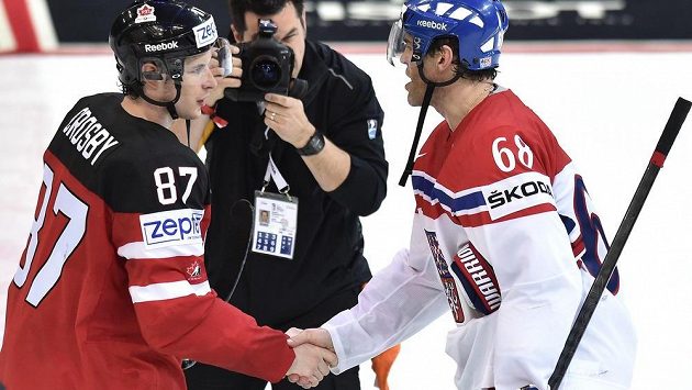 Zklamaný Jaromír Jágr (vpravo) a kapitán Kanady Sidney Crosby po semifinále. Zklamaný Jaromír Jágr (vpravo) a kapitán Kanady Sidney Crosby po semifinále.