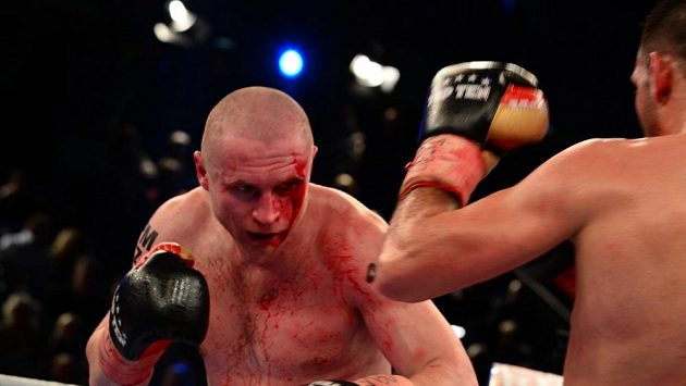 Český boxer Lukáš Konečný při zápase o titul mistra Evropy proti Francouzi Achourovi. Český boxer Lukáš Konečný při zápase o titul mistra Evropy proti Francouzi Achourovi.