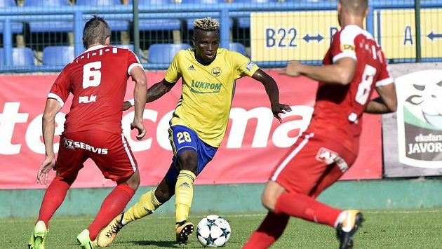 Zleva Tomáš Pilík z Brna, Ubong Moses Ekpai ze Zlína a Jan Polák z Brna. Zleva Tomáš Pilík z Brna, Ubong Moses Ekpai ze Zlína a Jan Polák z Brna.