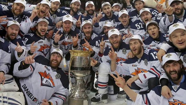 Hokejisté Magnitogorsku s Gagarinovým pohárem pro vítěze KHL. Hokejisté Magnitogorsku s Gagarinovým pohárem pro vítěze KHL.
