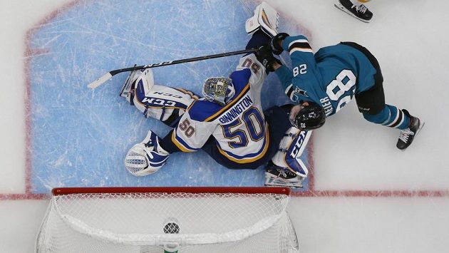 Timo Meier parádním blafákem překonává Jordana Binningtona. Timo Meier parádním blafákem překonává Jordana Binningtona.
