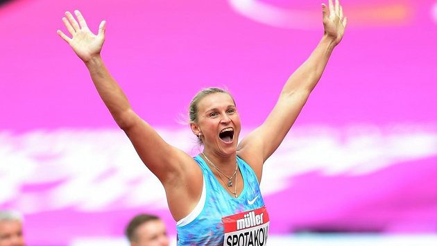 Barbora Špotáková oslavuje svůj triumf na Diamantové lize v Londýně. Barbora Špotáková oslavuje svůj triumf na Diamantové lize v Londýně.