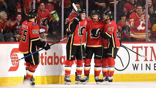 Mikael Backlund (11), Matthew Tkachuk (19) a Michael Frolík (67) z Calgary se radují po jedné z branek proti Vegas. Mikael Backlund (11), Matthew Tkachuk (19) a Michael Frolík (67) z Calgary se radují po jedné z branek proti Vegas.