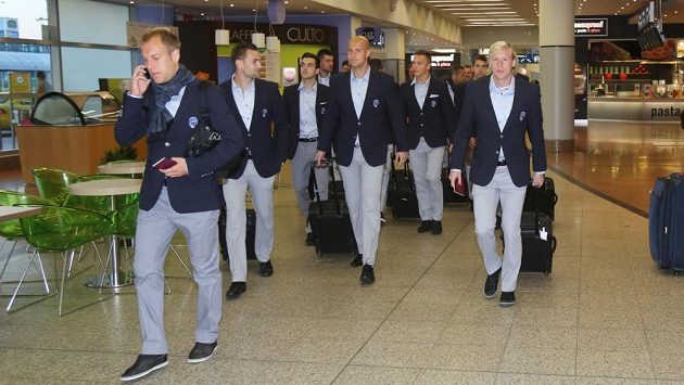 Fotbalisté Plzně v nových oblecích před odletem do Petrohradu k utkání Ligy mistrů s CSKA Moskva. Fotbalisté Plzně v nových oblecích před odletem do Petrohradu k utkání Ligy mistrů s CSKA Moskva.