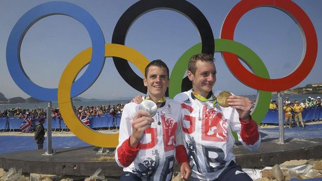 Na olympiádě zlatý Brit Alistair Brownlee (vpravo) a jeho stříbrný bratr Jonathan. Ilustrační snímek. Na olympiádě zlatý Brit Alistair Brownlee (vpravo) a jeho stříbrný bratr Jonathan. Ilustrační snímek.