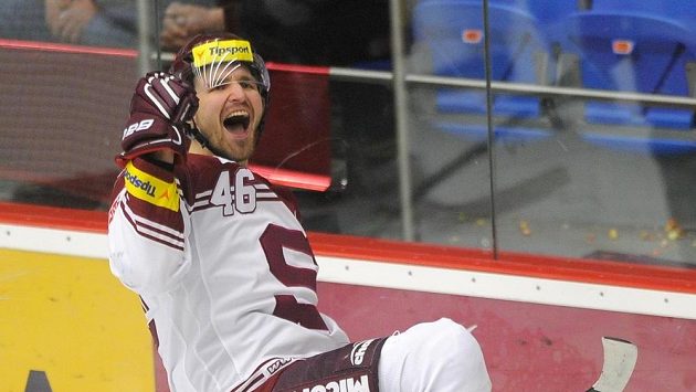 Útočník Petr Kumstát ze Sparty se raduje z branky, kterou Pražané stvrdili postup ze čtvrtfinále play off. Útočník Petr Kumstát ze Sparty se raduje z branky, kterou Pražané stvrdili postup ze čtvrtfinále play off.