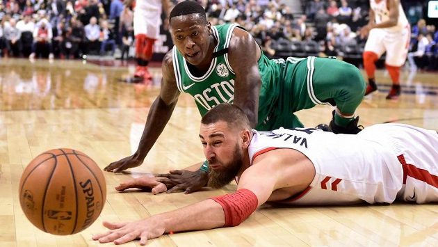 Basketbalisté Toronta porazili v NBA na své palubovce Boston 96:78 a 56. vítězstvím v sezoně vyrovnali klubový rekord. Basketbalisté Toronta porazili v NBA na své palubovce Boston 96:78 a 56. vítězstvím v sezoně vyrovnali klubový rekord.