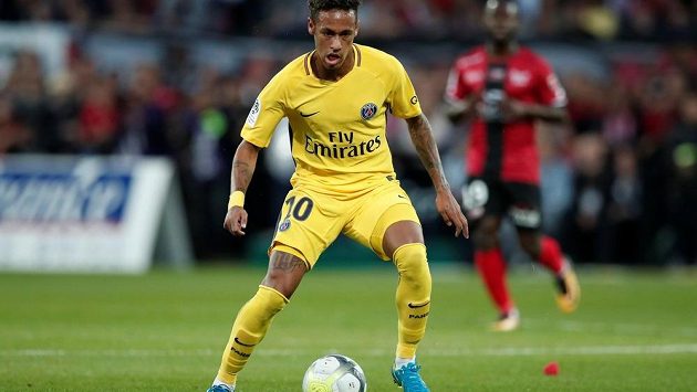 Neymar v premiéře ve francouzské lize. Guingamp vs. Paris St Germain 0:3. Neymar v premiéře ve francouzské lize. Guingamp vs. Paris St Germain 0:3.