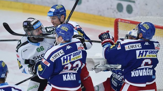 Útočník Boleslavi Richard Jarůšek (zleva) a hráči Brna - obránce Tomáš Malec, útočník Jan Káňa a obránce Jozef Kováčik v 11. kole extraligy. Útočník Boleslavi Richard Jarůšek (zleva) a hráči Brna - obránce Tomáš Malec, útočník Jan Káňa a obránce Jozef Kováčik v 11. kole extraligy.