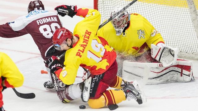 Útočník Sparty Miroslav Forman před brankou Hradce Králové, uprostřed Martin Pláněk a gólman Ondřej Kacetl. Útočník Sparty Miroslav Forman před brankou Hradce Králové, uprostřed Martin Pláněk a gólman Ondřej Kacetl.