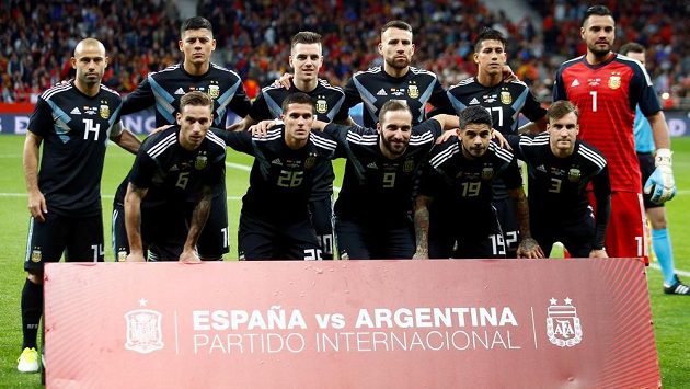 Fotbalisté Argentiny před začátkem přípravného duelu se Španělskem - ilustrační foto. Fotbalisté Argentiny před začátkem přípravného duelu se Španělskem - ilustrační foto.