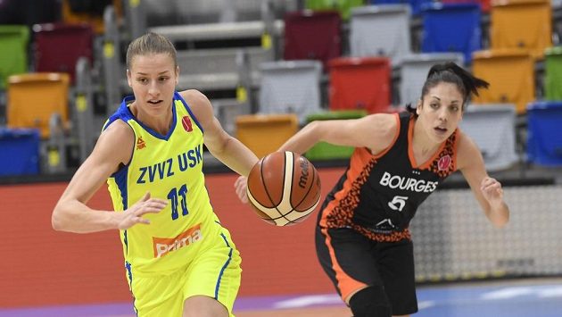 Zleva Kateřina Elhotová z USK a Cristina Ouvinová z Bourges. Zleva Kateřina Elhotová z USK a Cristina Ouvinová z Bourges.