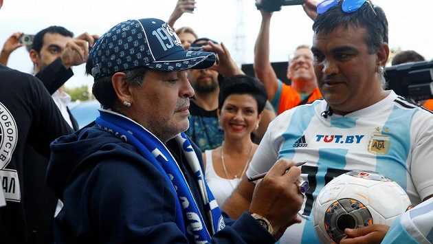 Diego Maradona se podepisuje fanouškům během oficiální prezentace v Brestu. Diego Maradona se podepisuje fanouškům během oficiální prezentace v Brestu.