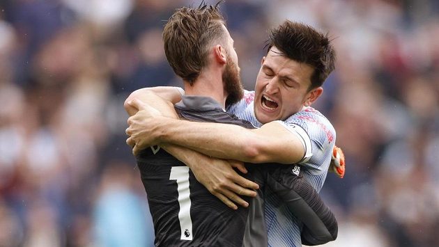 Kapitán Manchesteru United Harry Maguire v objetí s brankářem Davidem de Geou. Kapitán Manchesteru United Harry Maguire v objetí s brankářem Davidem de Geou.