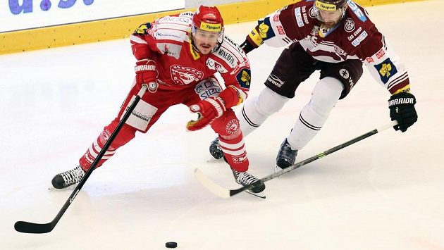 Vladimír Dravecký z Třince (vlevo) si v české extralize kryje puk před Karlem Pilařem ze Sparty. Vladimír Dravecký z Třince (vlevo) si v české extralize kryje puk před Karlem Pilařem ze Sparty.